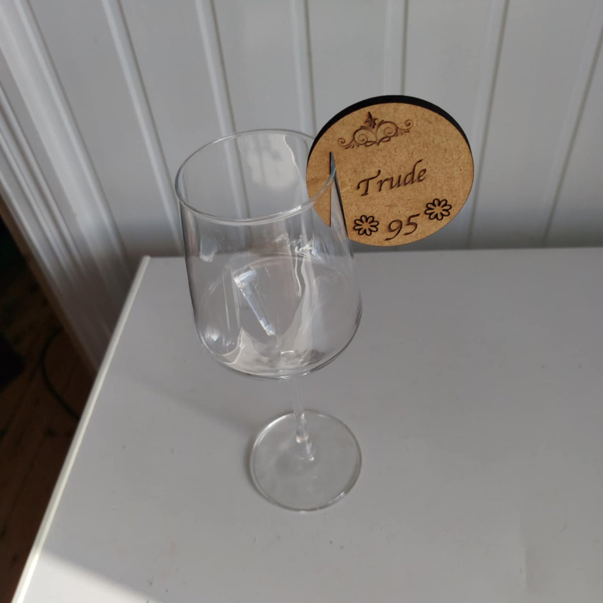 Personlige bordkort til vinglass – elegant til bryllup, fest & gave