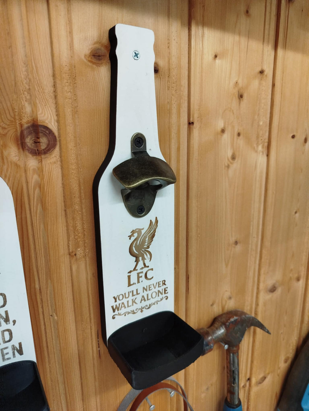 Vegghengt flaskeåpner