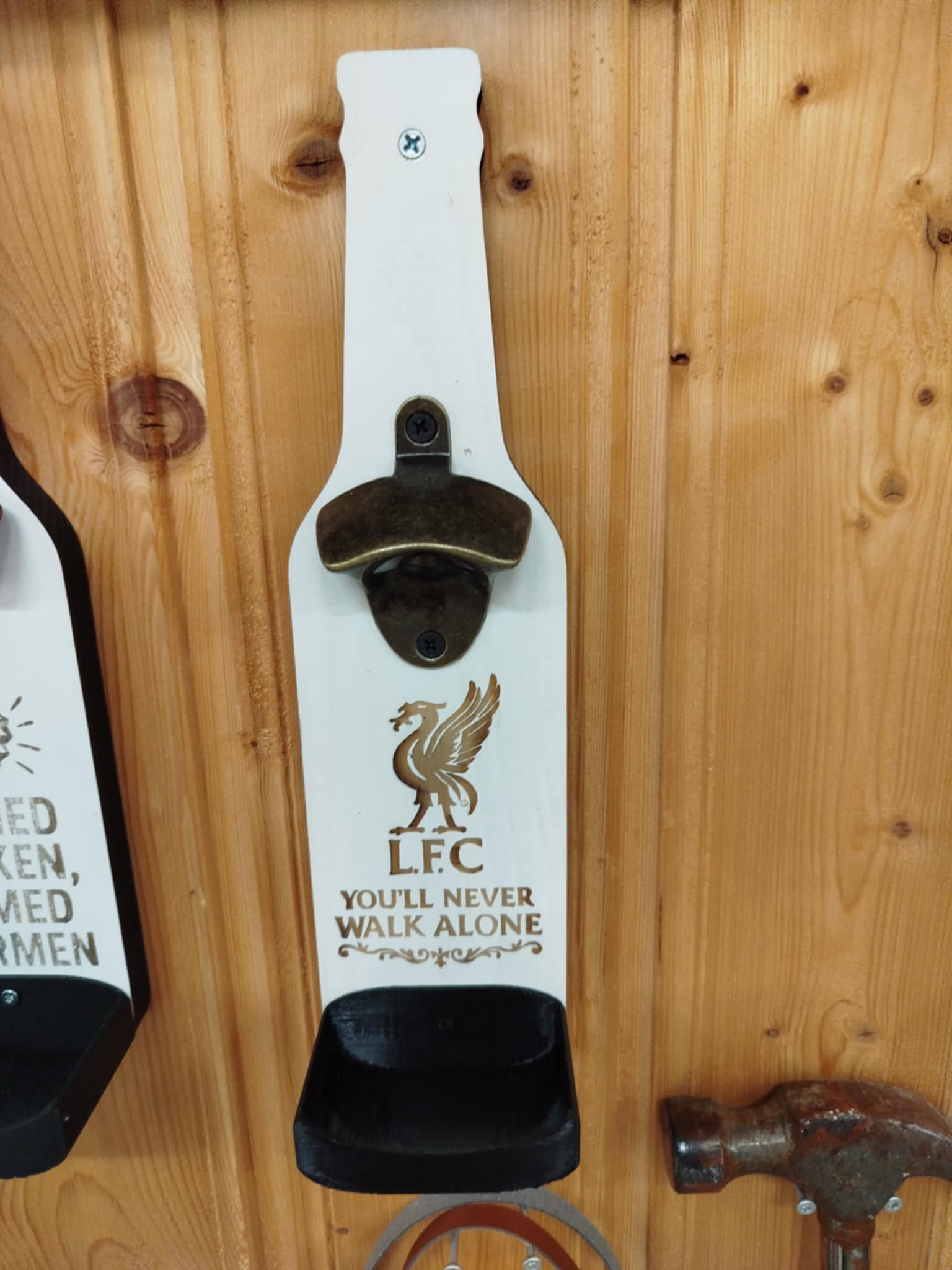 Vegghengt flaskeåpner