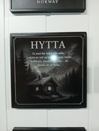Vegghengt hytteskilt (20×20 cm keramisk flis) med lasergravert tekst og hyttemotiv.