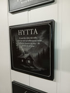Dekor plate "HYTTA" - Lasergravert keramisk flis