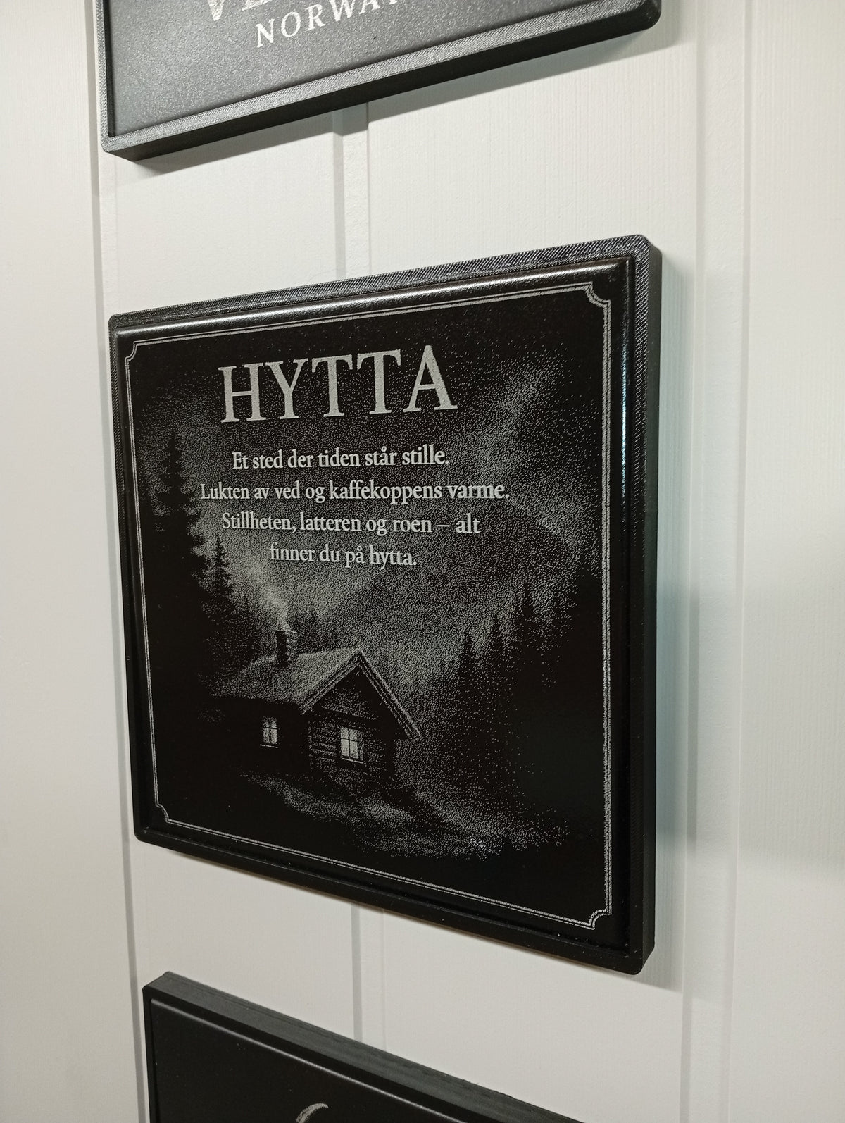 Dekor plate "HYTTA" - Lasergravert keramisk flis