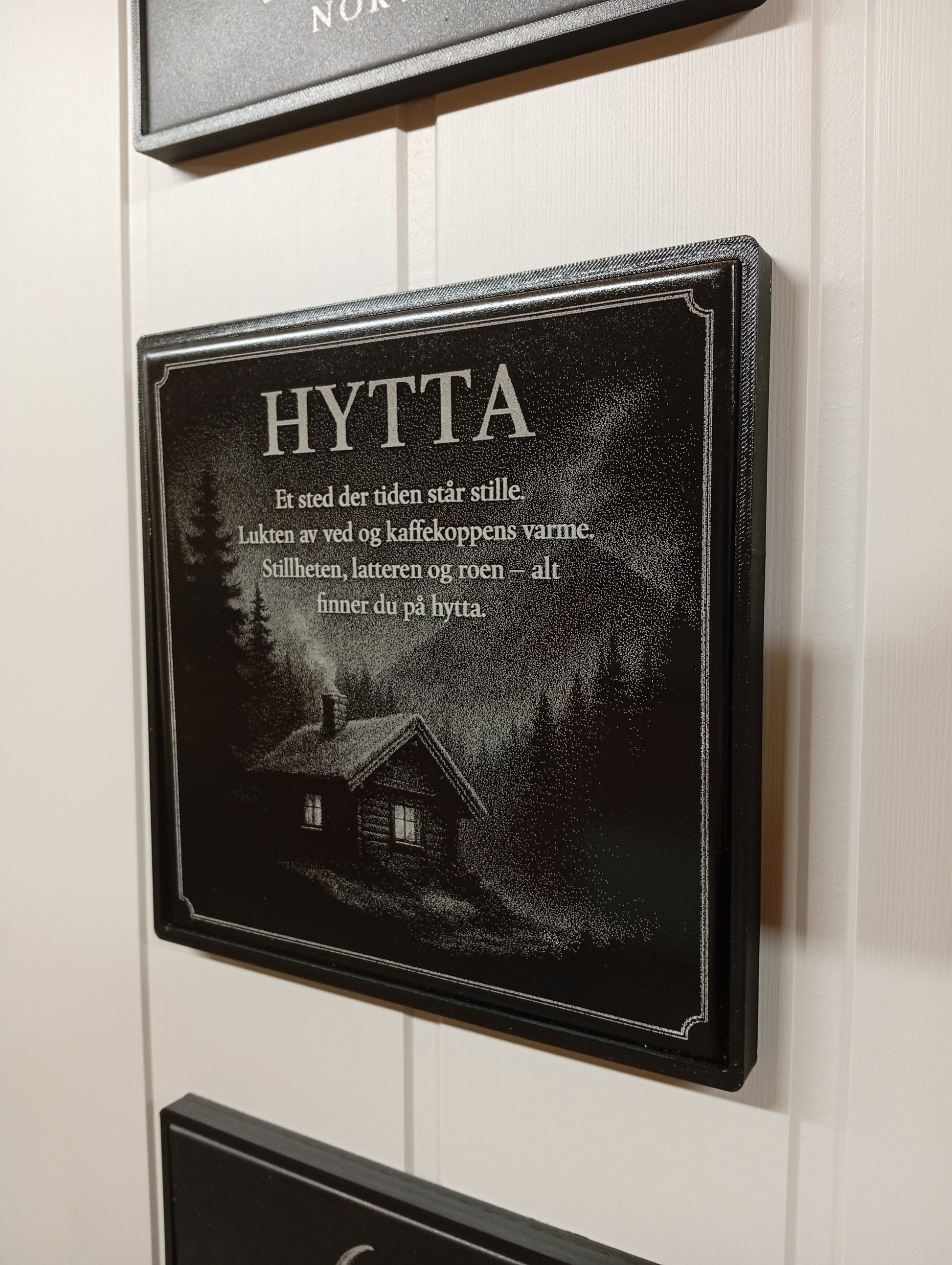 Dekor plate "HYTTA" - Lasergravert keramisk flis