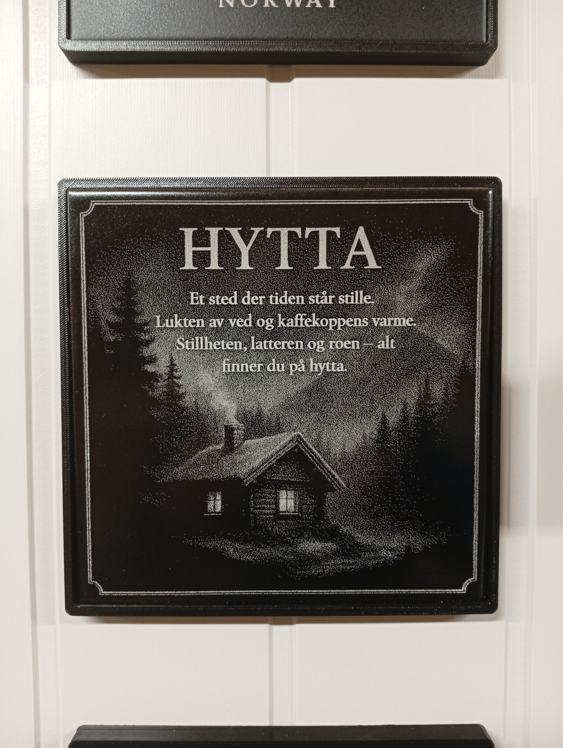 Dekor plate "HYTTA" - Lasergravert keramisk flis