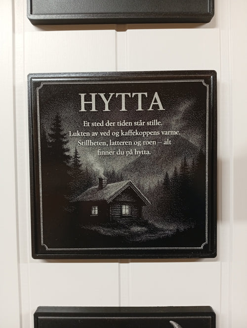 Dekor plate "HYTTA" - Lasergravert keramisk flis