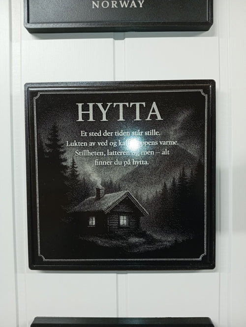 Dekor plate "HYTTA" - Lasergravert keramisk flis