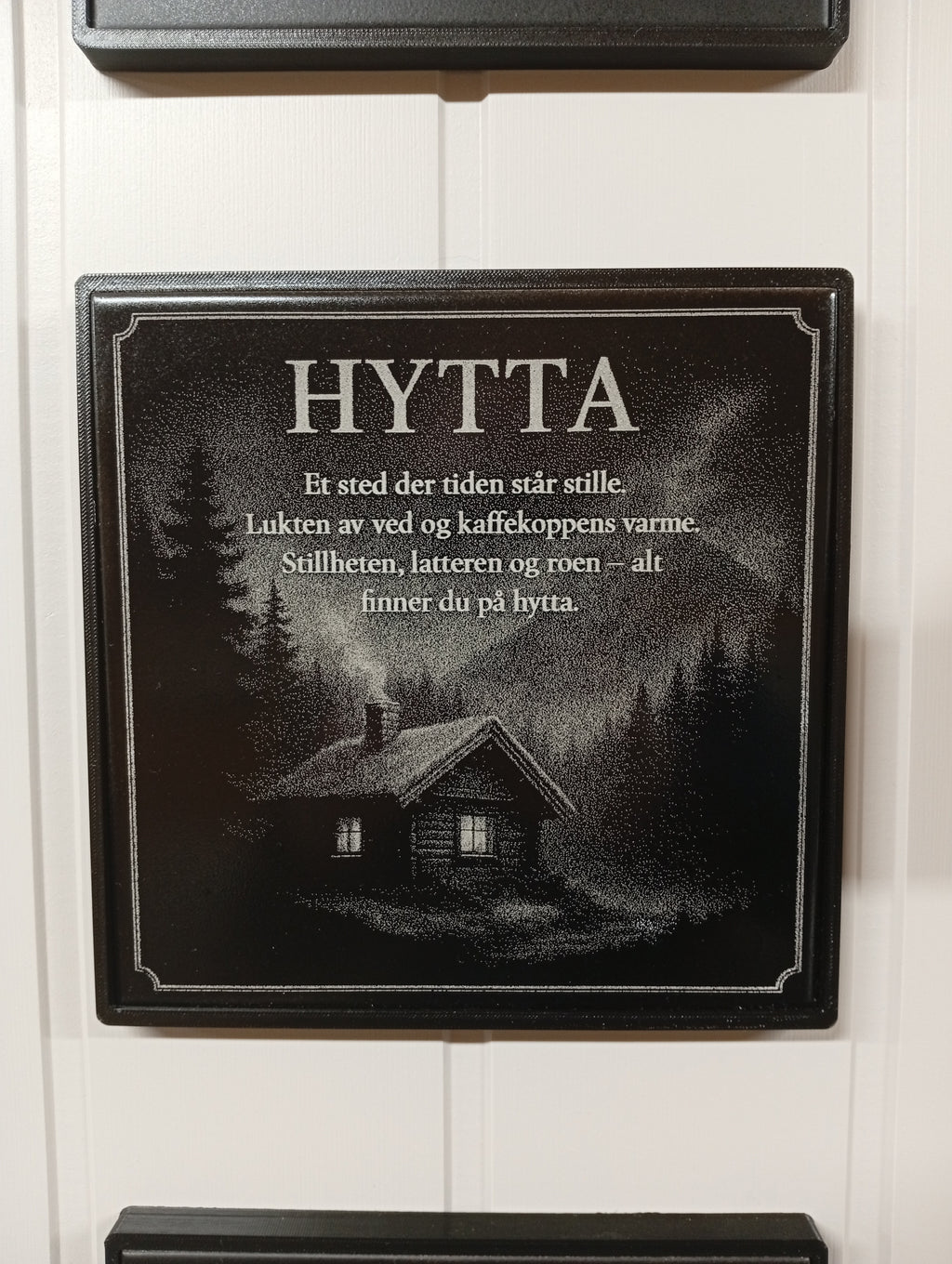 Dekor plate "HYTTA" - Lasergravert keramisk flis