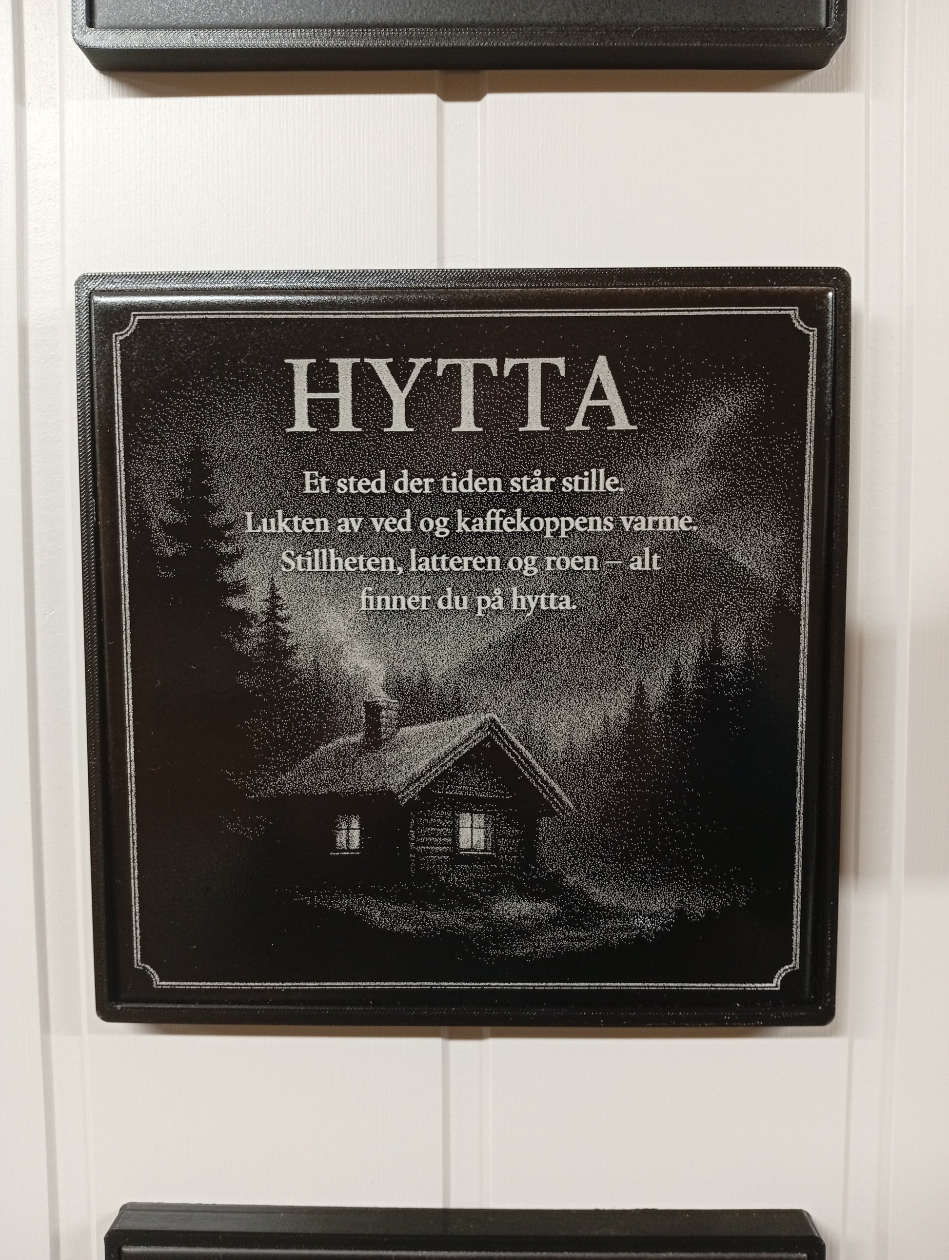 Dekor plate "HYTTA" - Lasergravert keramisk flis