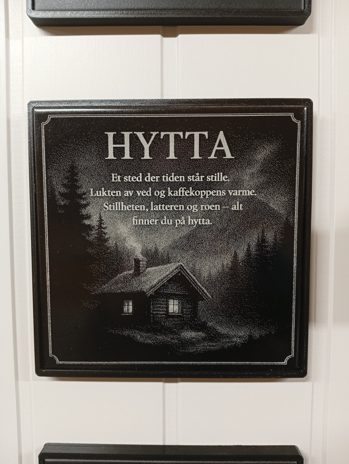 Dekor plate "HYTTA" - Lasergravert keramisk flis